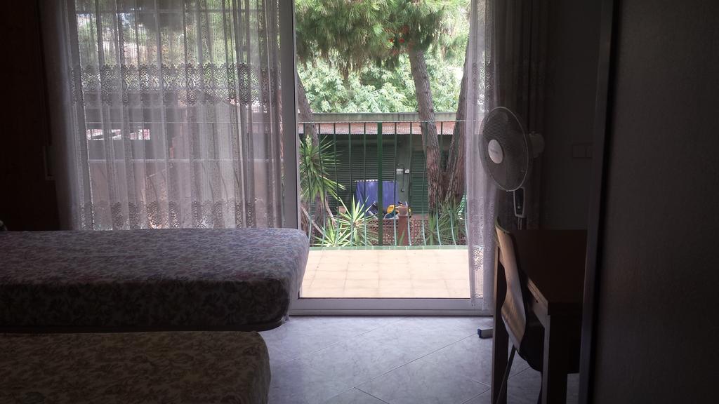 Hostal Porta De Ferro Sant Boi de Llobregat Buitenkant foto